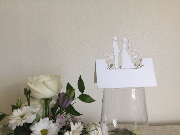 Hvid perlemor bordkort med brudepar