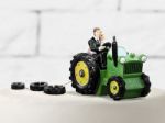 Topkagefigur brudepar på traktor 11cm