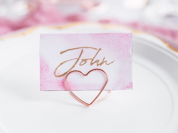 Bordkort holder hjerte i rosa guld