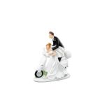 Top kagefigur brudepar på hvid scooter 18.3 cm