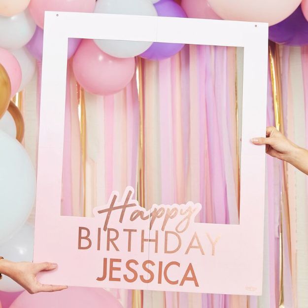 Hvid Fotoramme med rosaguld tekst 'Happy Birthday' og hvor du selv kan skrive dit navn.