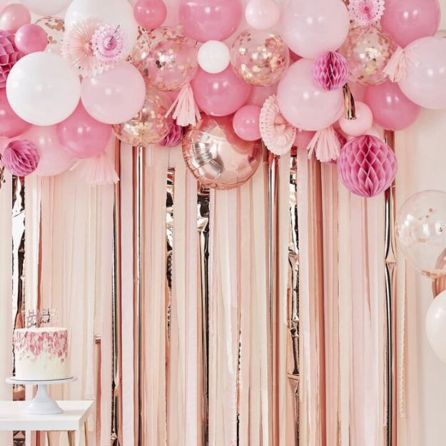 Ballonbuesæt lyserød og rosaguld balloner samt kvaster og honeycumbs.